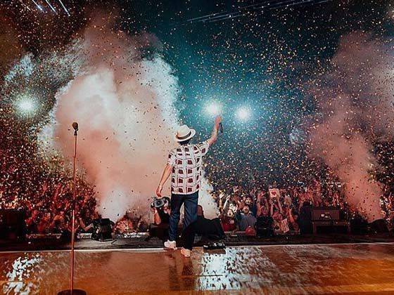 Bruno Mars, Leon Thomas & DJ Pee.Wee